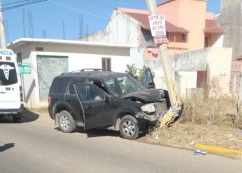 Muere por chocar en su camioneta contra poste en Santa Cruz Xoxocotlán