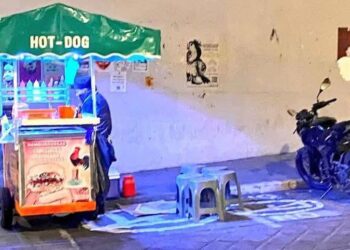 Pintan ambulantes señal de «No estacionarse» para apropiarse de la vía pública en Oaxaca