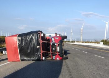 Vuelca camioneta en La Ventosa por fuertes vientos; el momento queda grabado