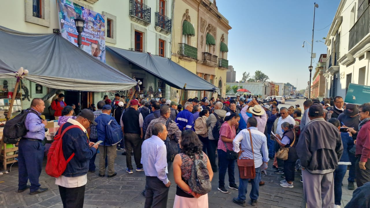 Protestan maestros jubilados de la Sección 22 en demanda de la destitución del titular de la Unión Estatal de Jubilados y Pensionados