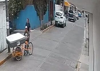 Evidencian a personas tirando un colchón en la calle en Ixcotel; exigen sanciones