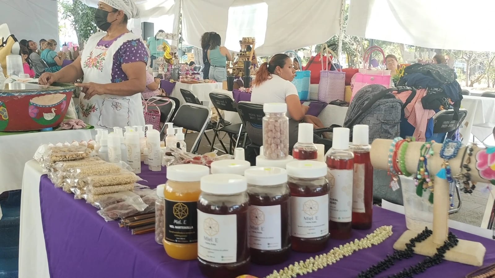 Organiza Ayuntamiento de la ciudad de Oaxaca el «tianguis violeta» en apoyo a emprendedoras
