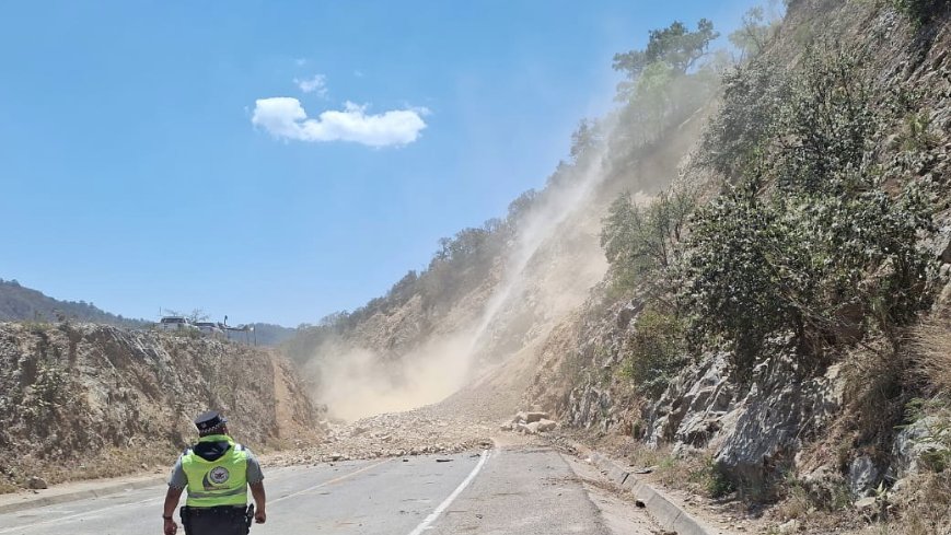 Cumple un mes cierre total por deslave en la autopista Cuacnopalan-Oaxaca llegando a Huitzo