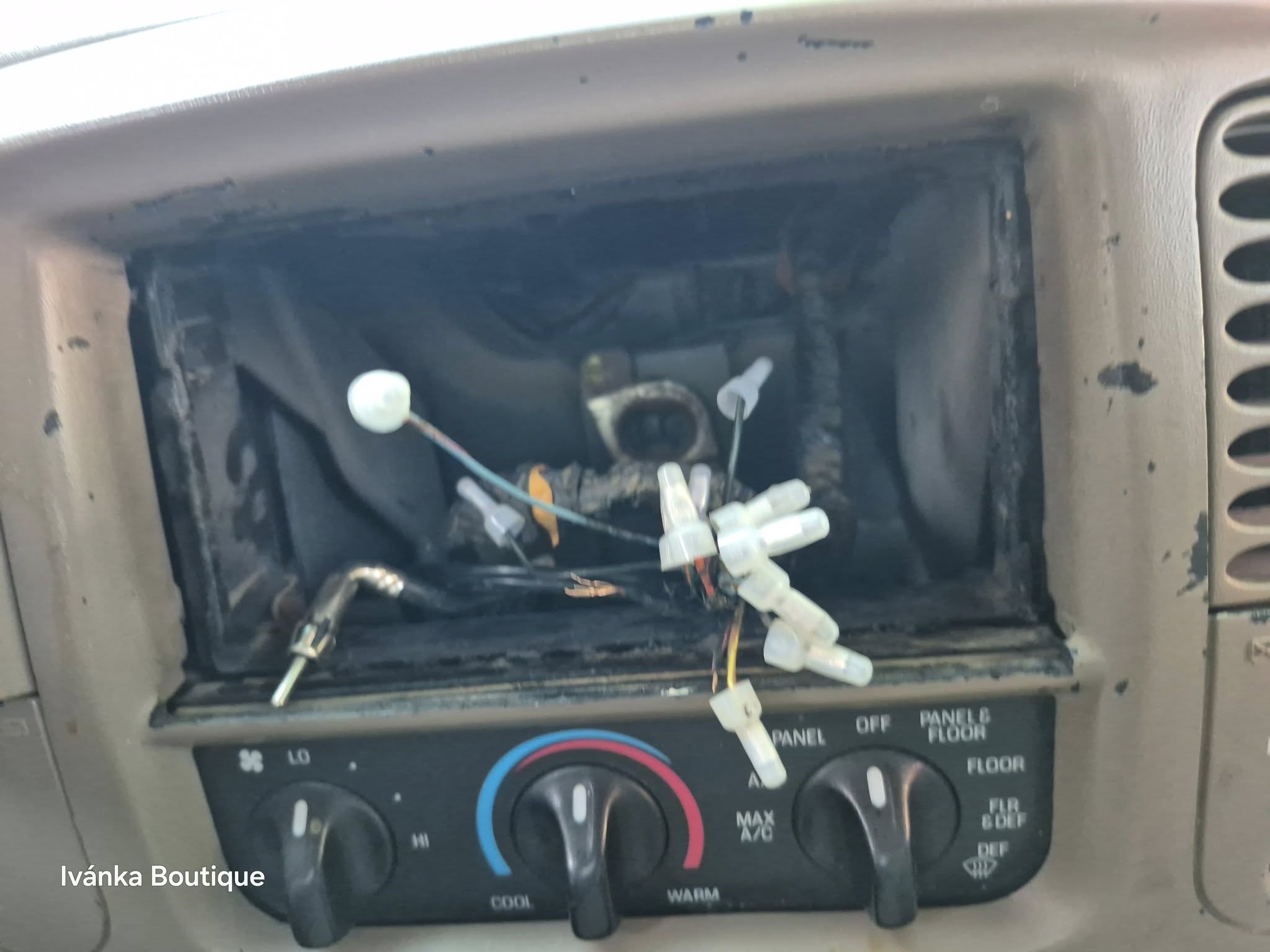 Denuncian robo en estacionamiento de Plaza Oaxaca; sospechan de lavadores de autos y “viene viene”