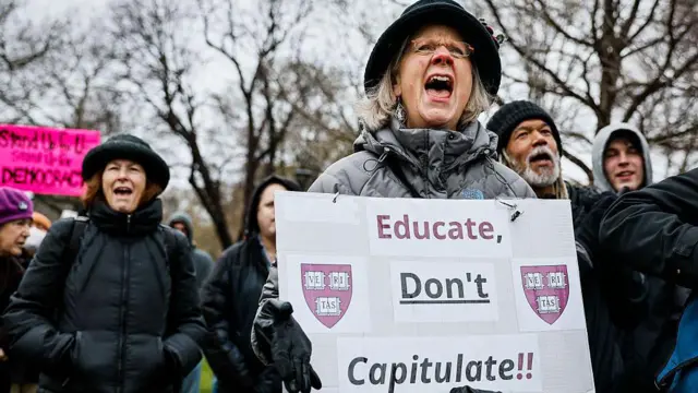 Exigen académicos de Harvard frenar amenazas de Trump a su financiación