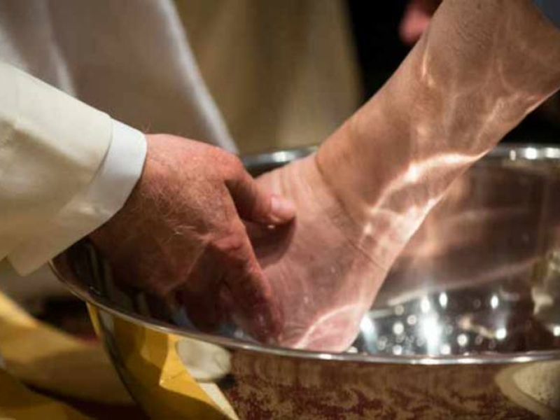 El lavatorio de pies un gesto de amor y humildad; tradición viva del Jueves Santo