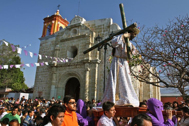 Cumplen fieles católicos de Oaxaca con la visita de los siete templos