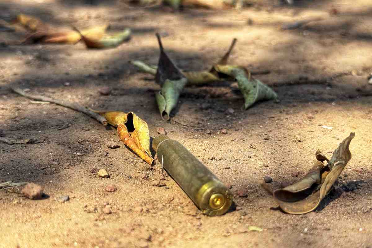 Desplazan cárteles a cientos en Apatzingán con minas y drones