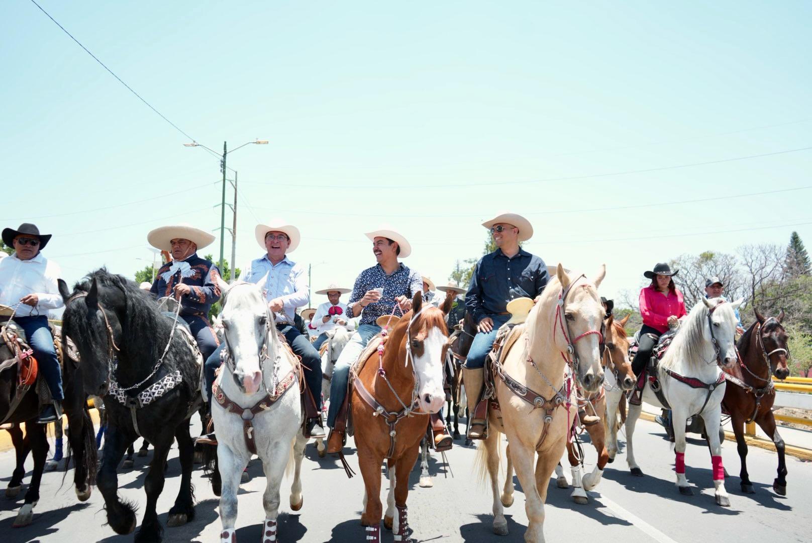 Celebran cabalgata del Festival Primavera Rodolfo Morales