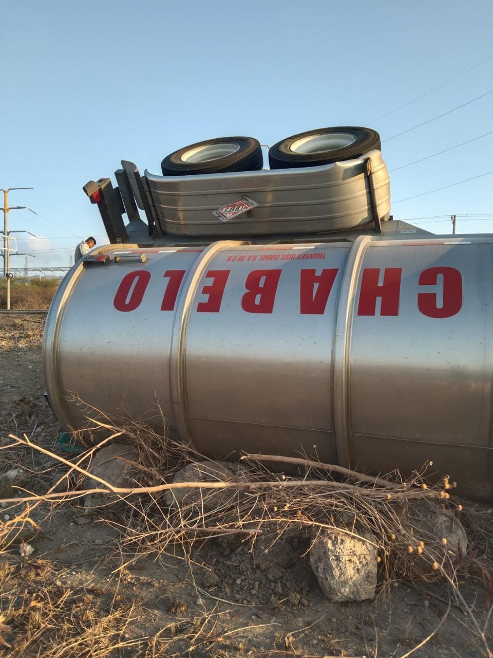Informa Protección Civil volcadura por intenso viento en el tramo carretero La Venta – La Ventosa