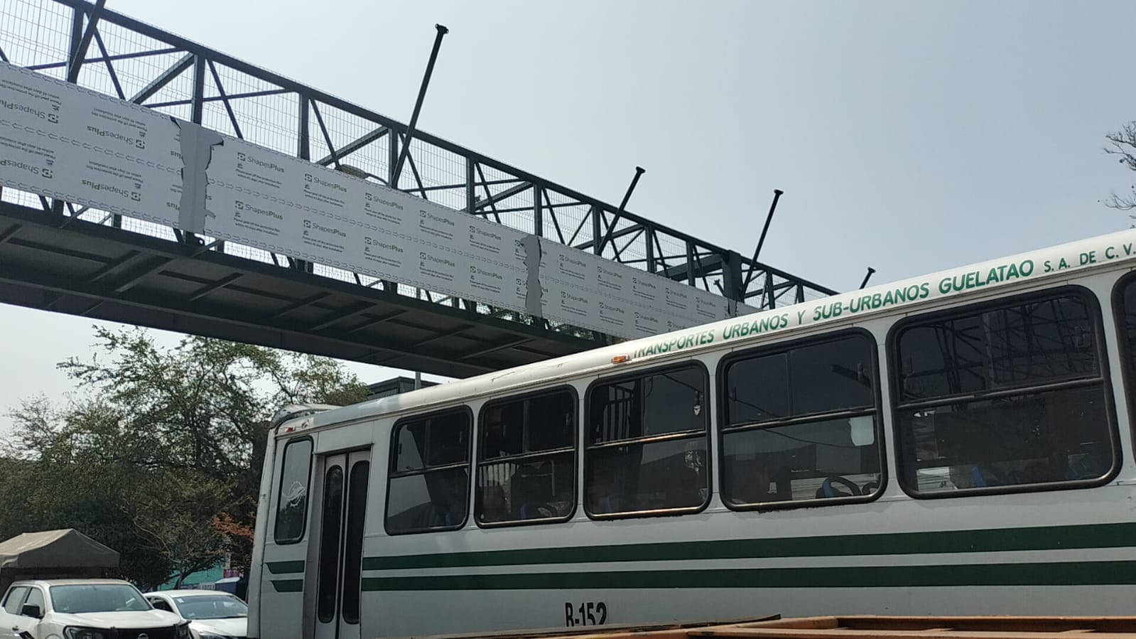 Instalan Puente Peatonal de las Flores, dañado por un tráiler en 2024