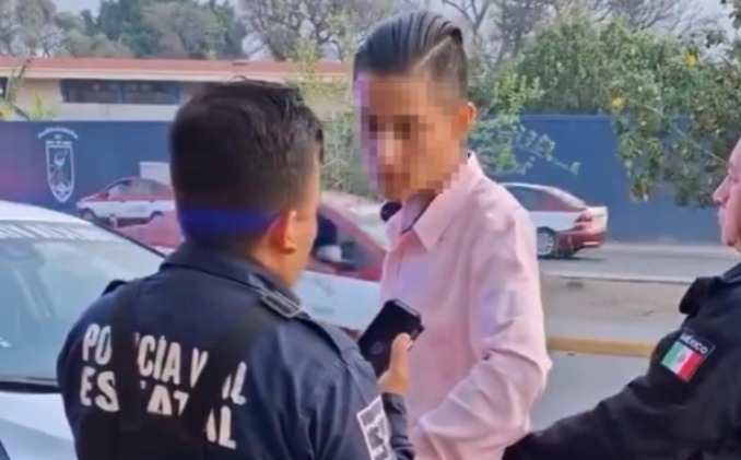Detiene Policía Vial Estatal a joven tras agredir a elementos