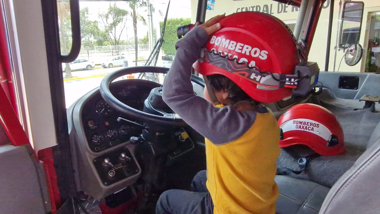 Celebra Bomberos de Oaxaca Día de la niña y el niño con jornada de prevención