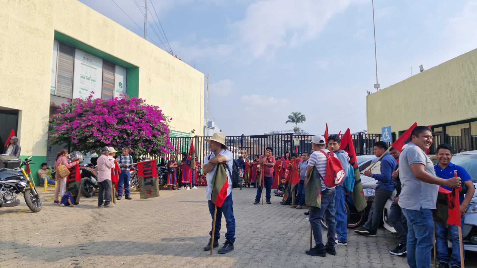 Toma MULT oficinas de la CFE por falta de electrificación