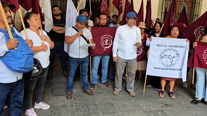 Exigen víctimas de Huazatlán del Río justicia frente a Palacio de Gobierno por reunión con Comisión de Concordia