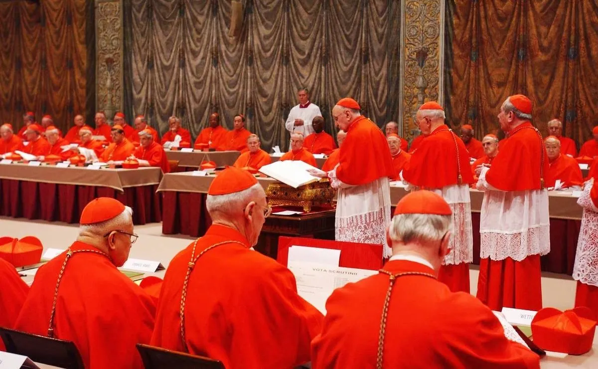 Participan dos cardenales mexicanos en cónclave para elegir sucesor de el Papa Francisco