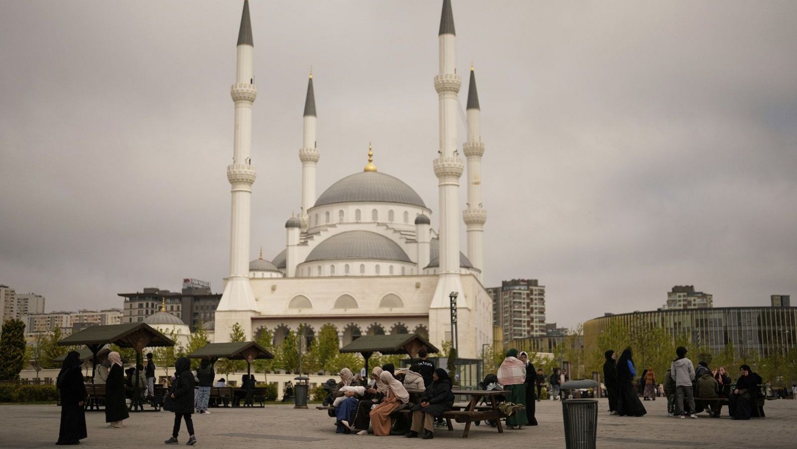 Sacude terremoto de 6.2 a Estambul sin víctimas fatales
