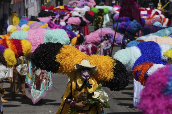 Celebran en Tetela del Volcán la Pascua con fuego y sombreros monumentales