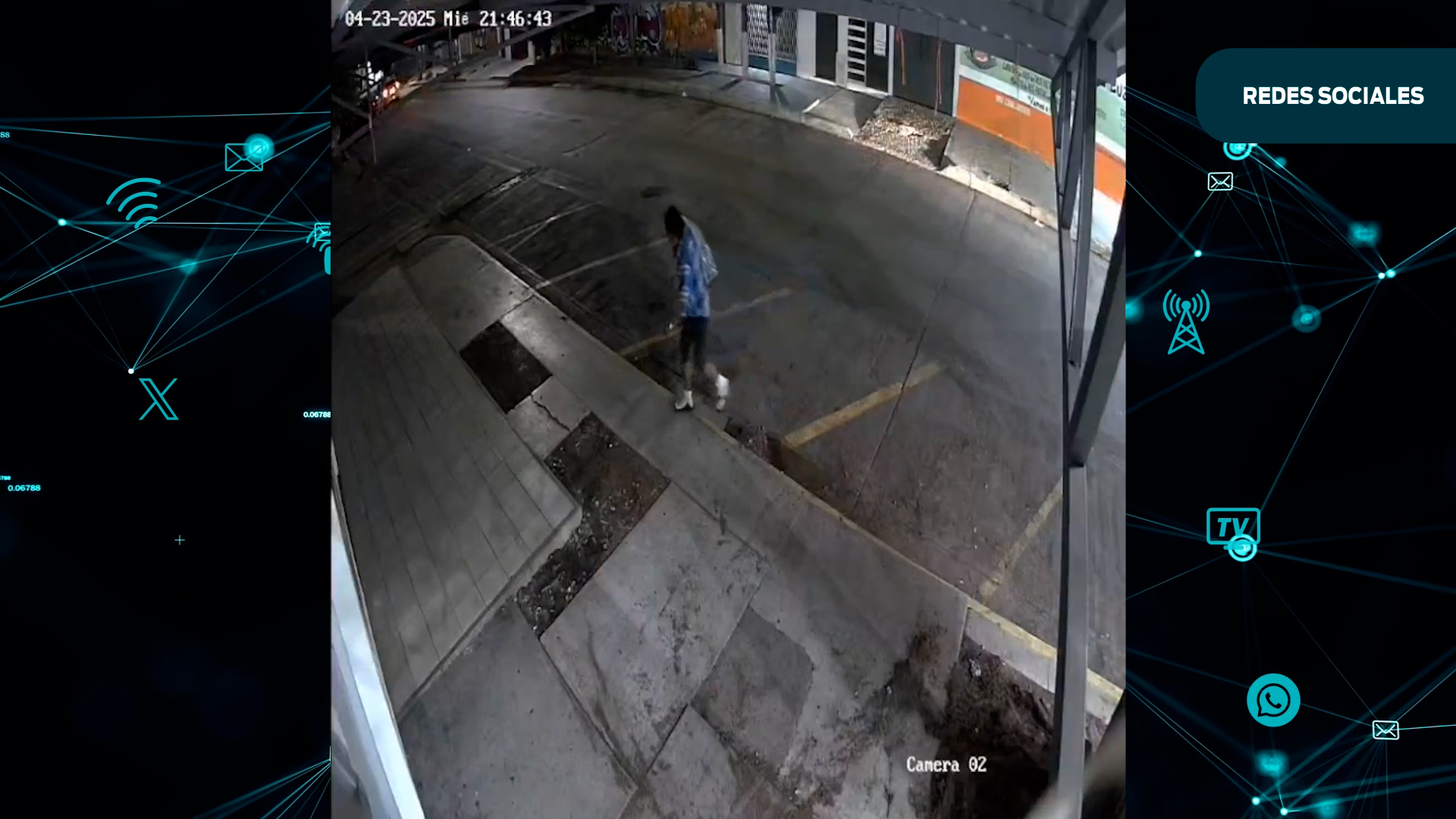 Captan cámaras a otra mujer arrojando basura en la vía pública en la colonia Reforma