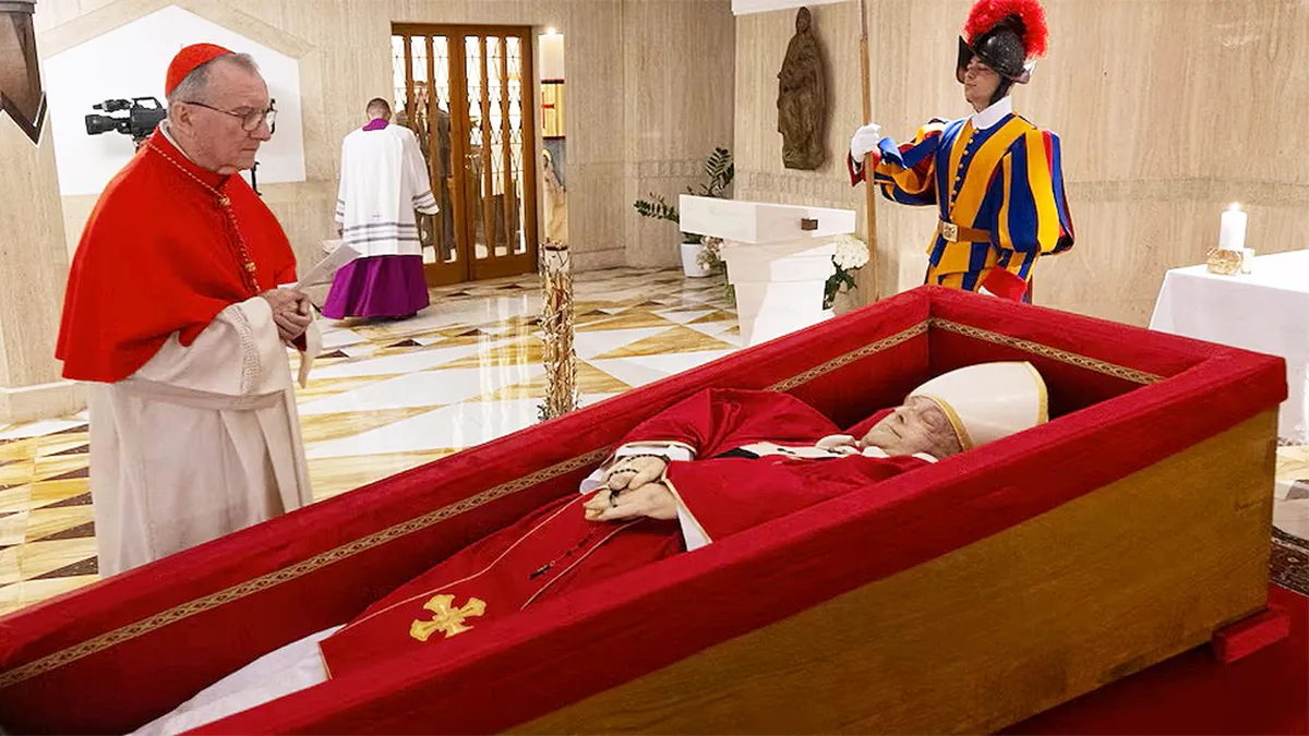 Primeras imágenes del féretro del Papa Francisco en Casa Santa Marta