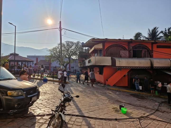 Devasta incendio el mercado “Los Tres Reyes” en Santos Reyes Nopala