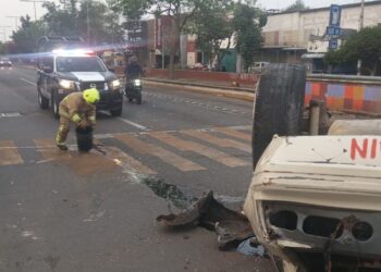 Atiende HCBO derrame de aceite en Santa Rosa Panzacola; conductor huye tras volcadura
