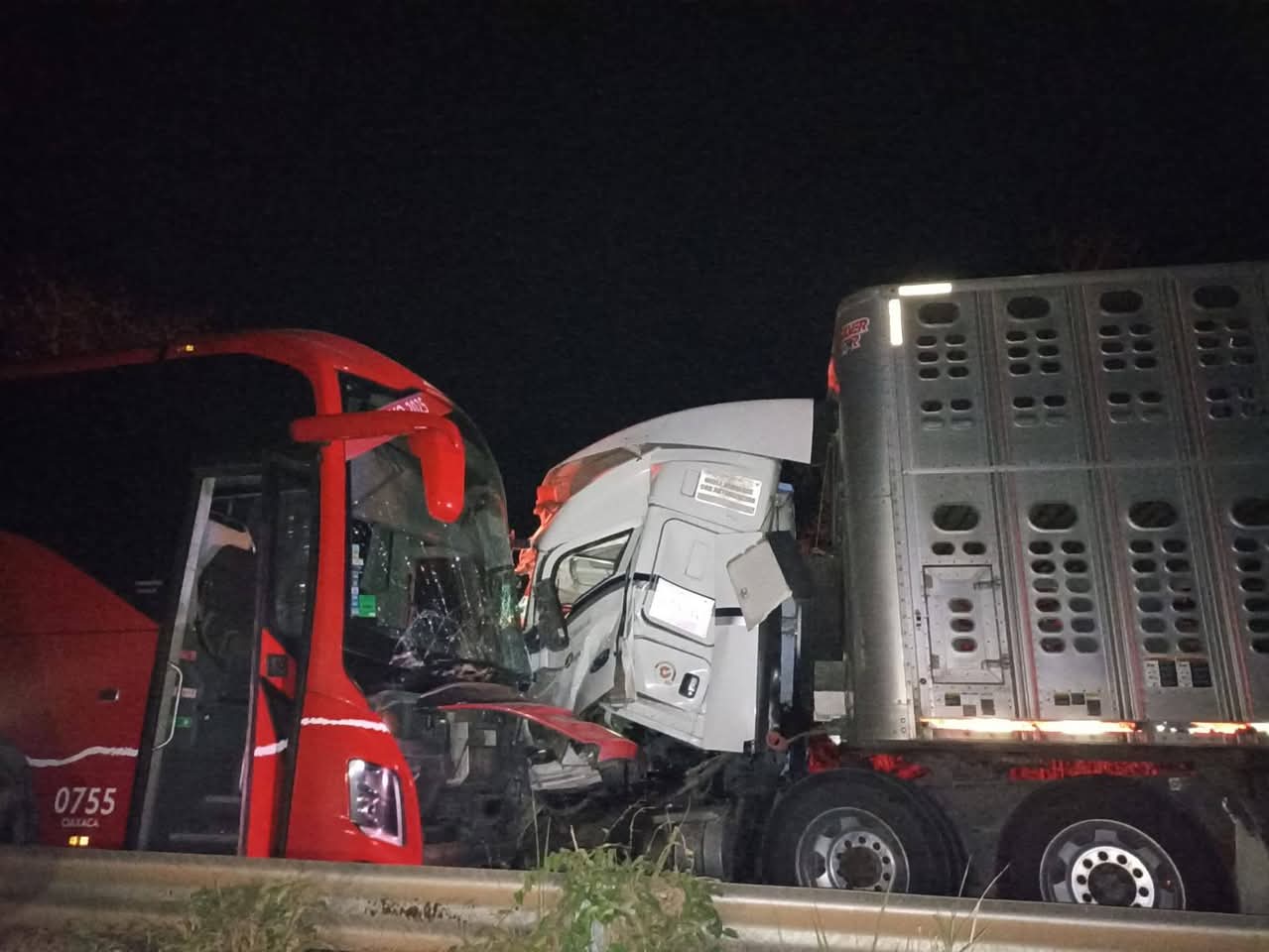 Fuerte accidente entre autobús de pasajeros y tráiler en la carretera a Loma Bonita