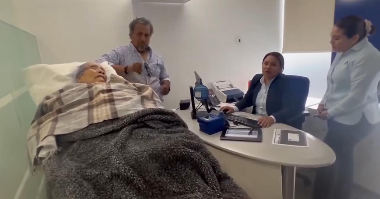 Exige BBVA a mujer de 96 años presentarse en camilla para cobrar su pensión