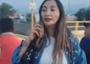 Evidencian a mujer por amenazar a policías, e intentar evadir la ley mediante influyentismo