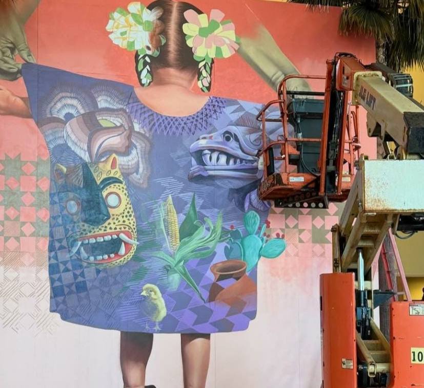Enaltece artista oaxaqueño la cultura mexicana con mural en festival MXLAN 2025 en Texas