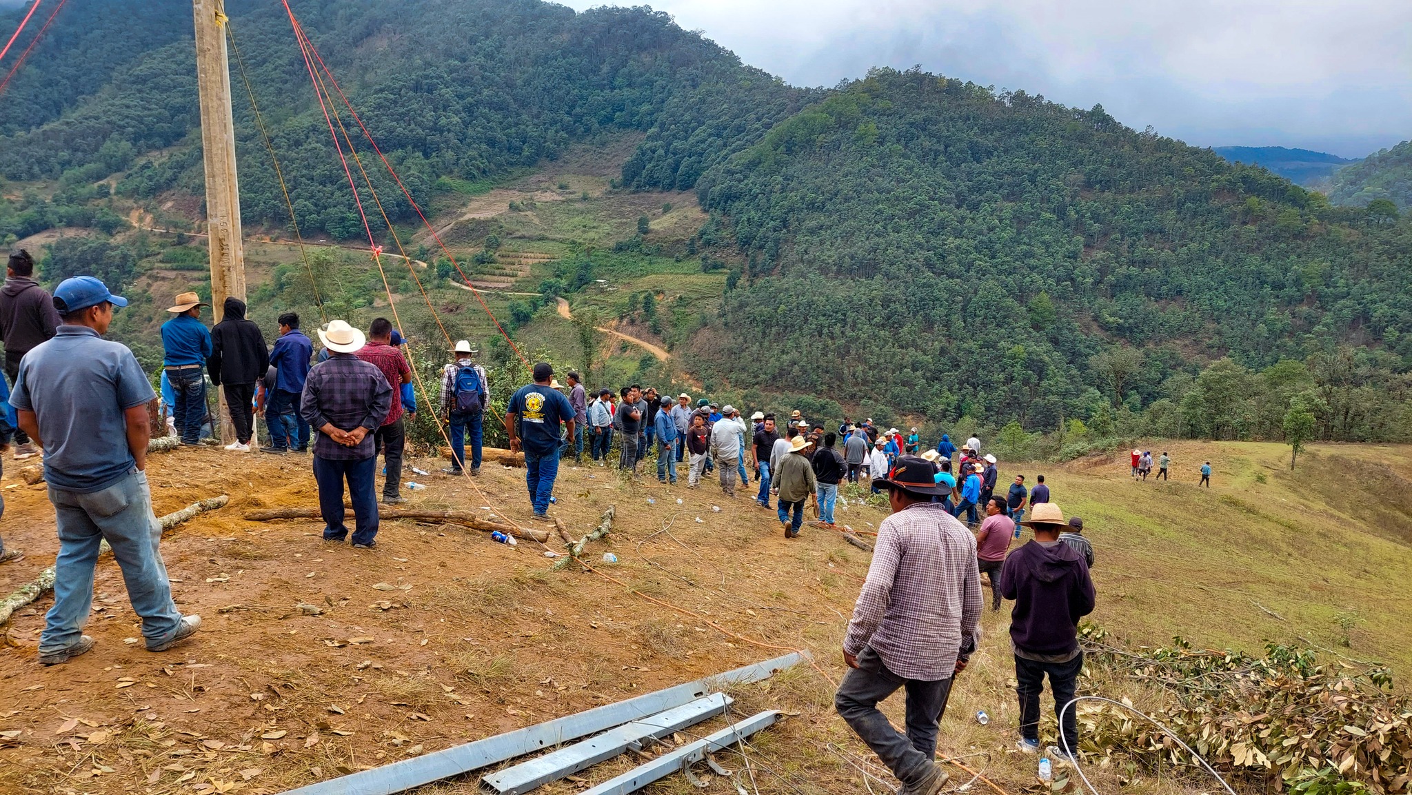 Restablecen ciudadanos la luz en Coicoyán de las Flores tras cinco días de oscuridad