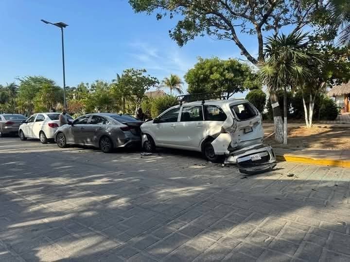 Ebrio choca al menos tres carros y huye en zicatela