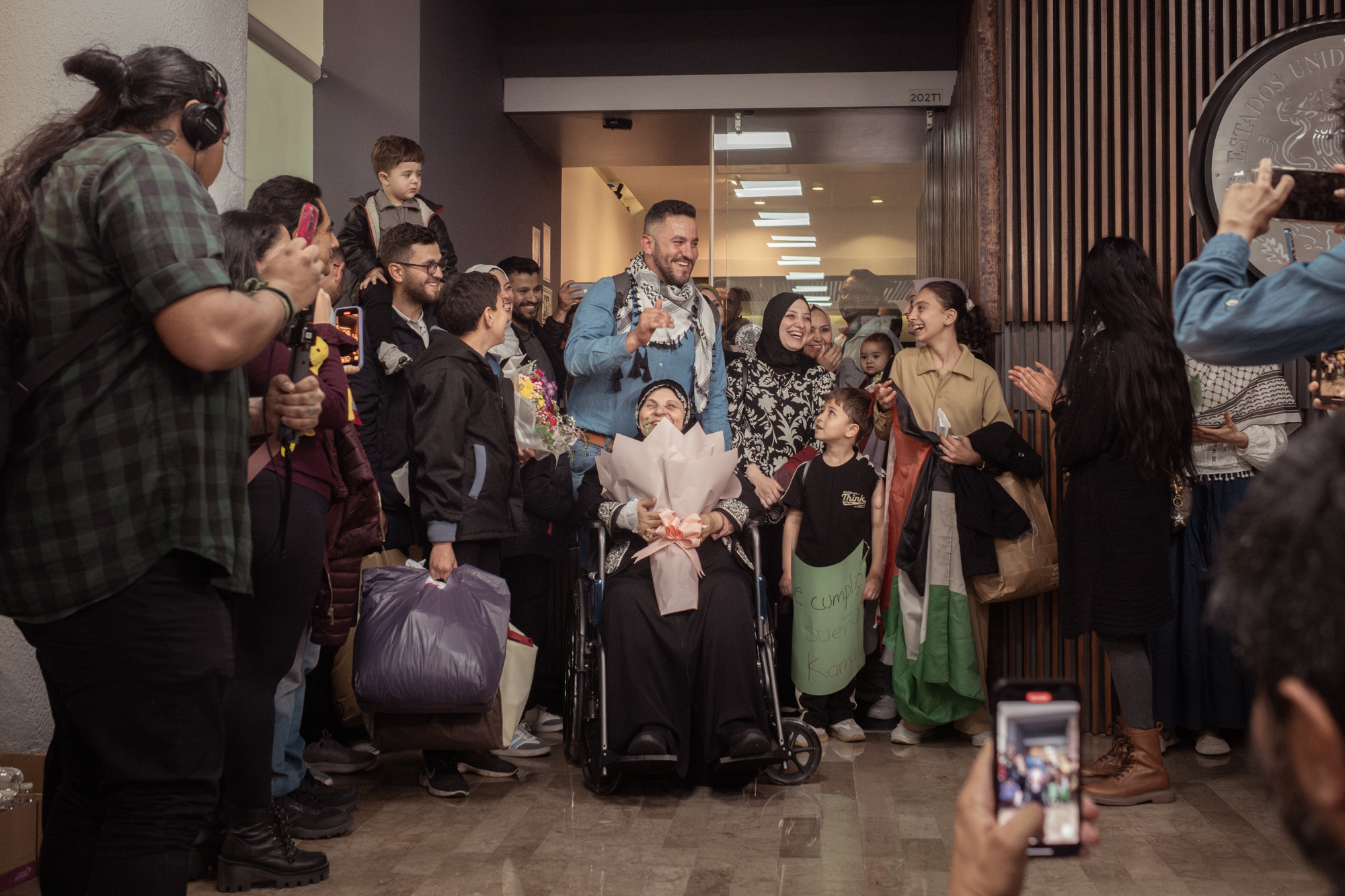 Recibe México a familia palestina con estatus de refugiada