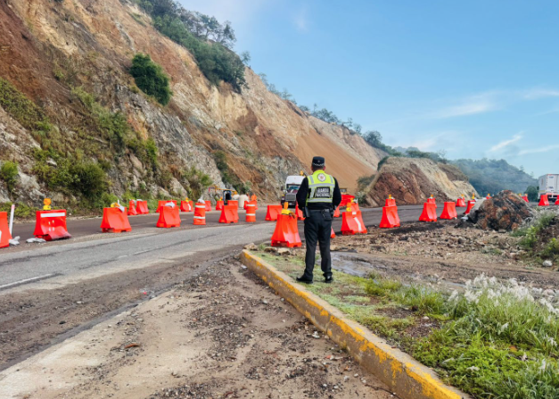 Cierran circulación vial en autopista Cuacnopalan-Oaxaca (570)