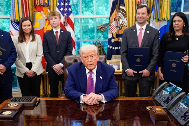 Ordena Trump aumentar agentes migratorios para intensificar deportaciones