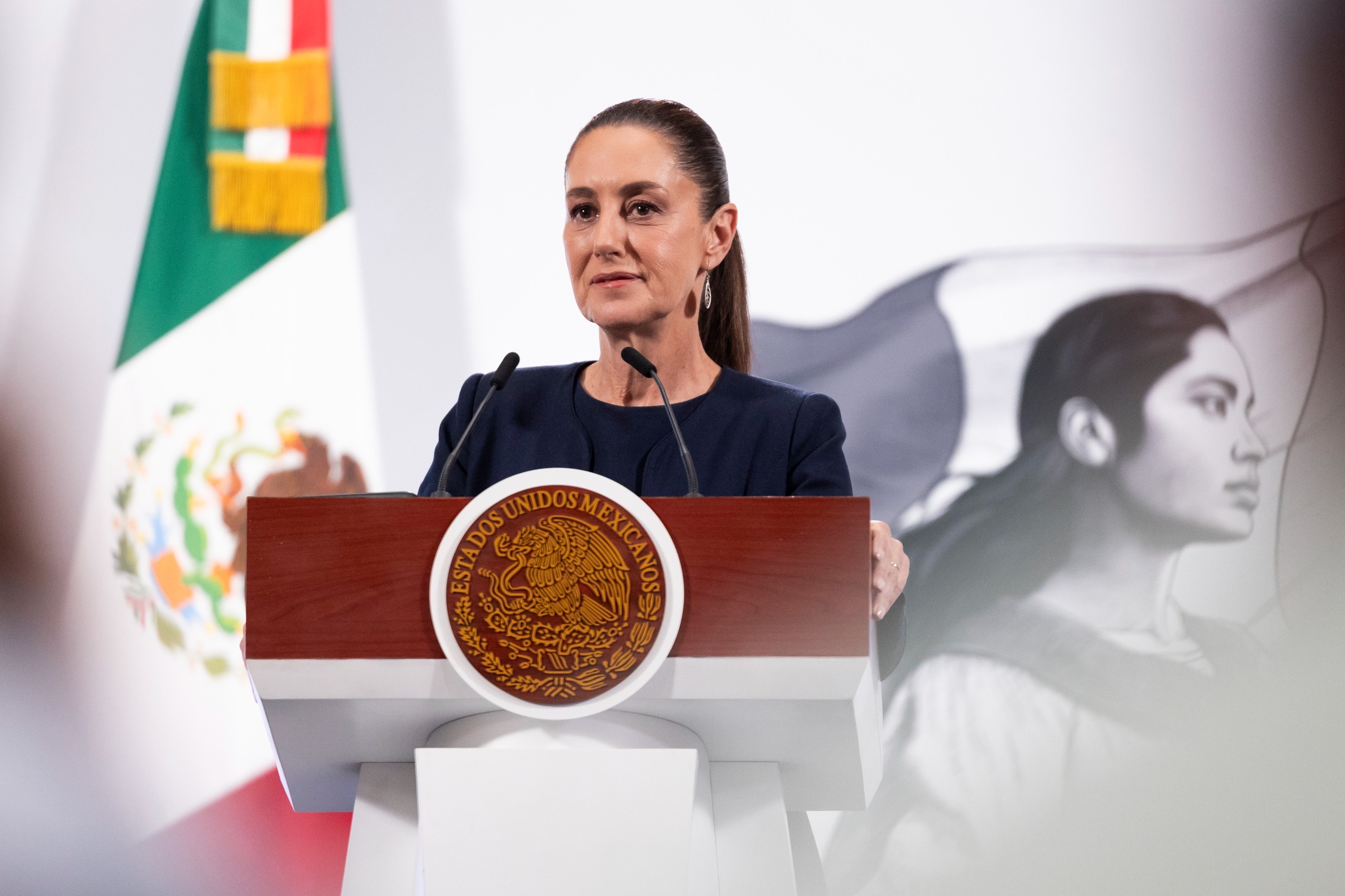 Anuncia Sheinbaum aumento salarial para maestros de educación básica