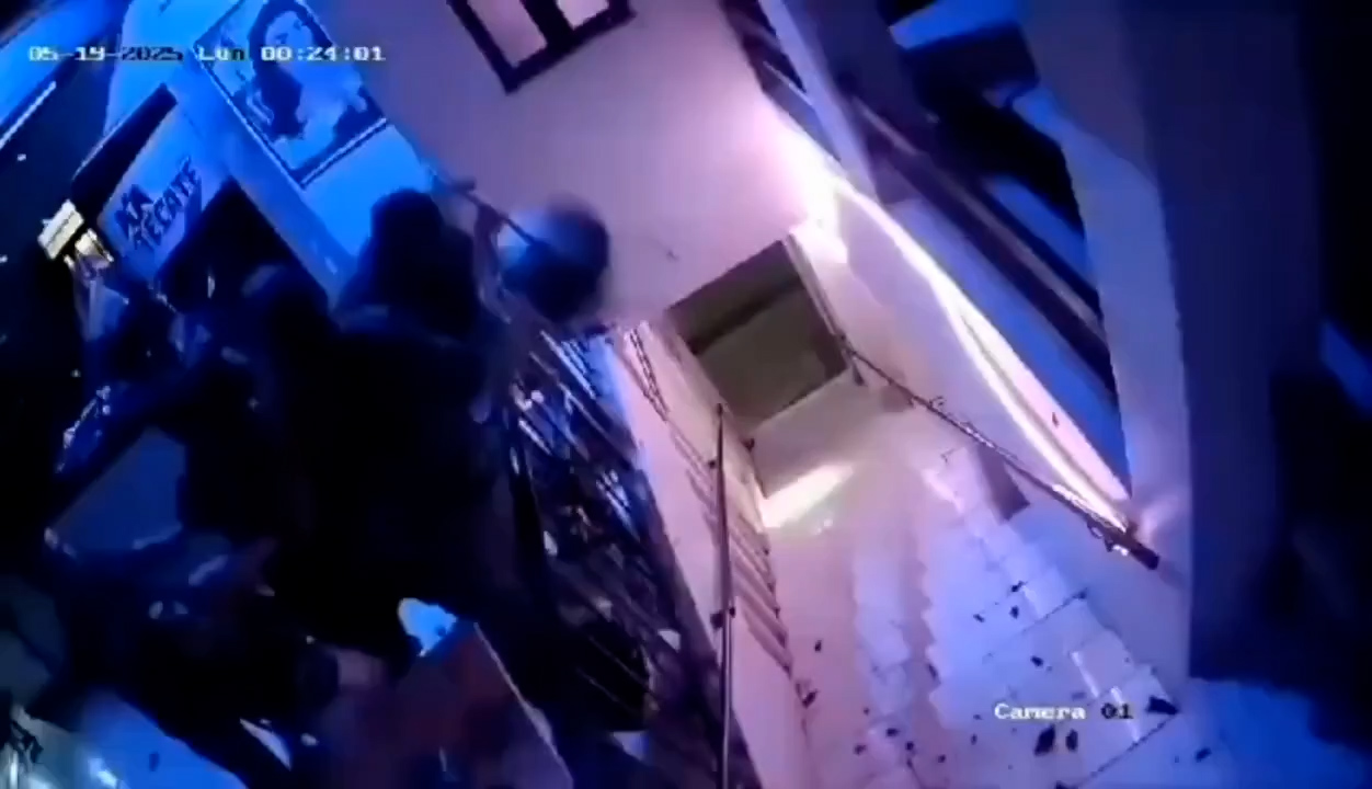 Golpean hasta dejar inconsciente a joven en bar de Oaxaca; también agreden a su pareja