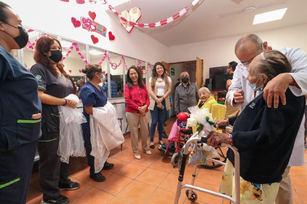 Entrega DIF Oaxaca pañales a personas adultas mayores