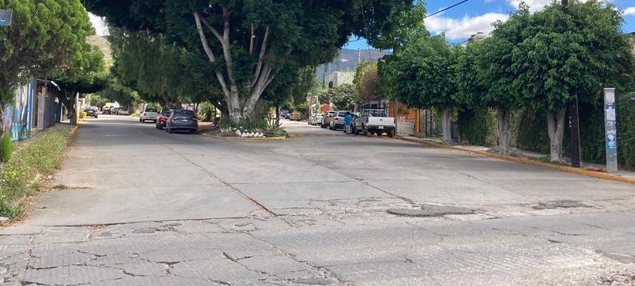 Exigen vecinos del Fraccionamiento El Rosario restablecimiento de energía eléctrica; amenazan con bloqueos