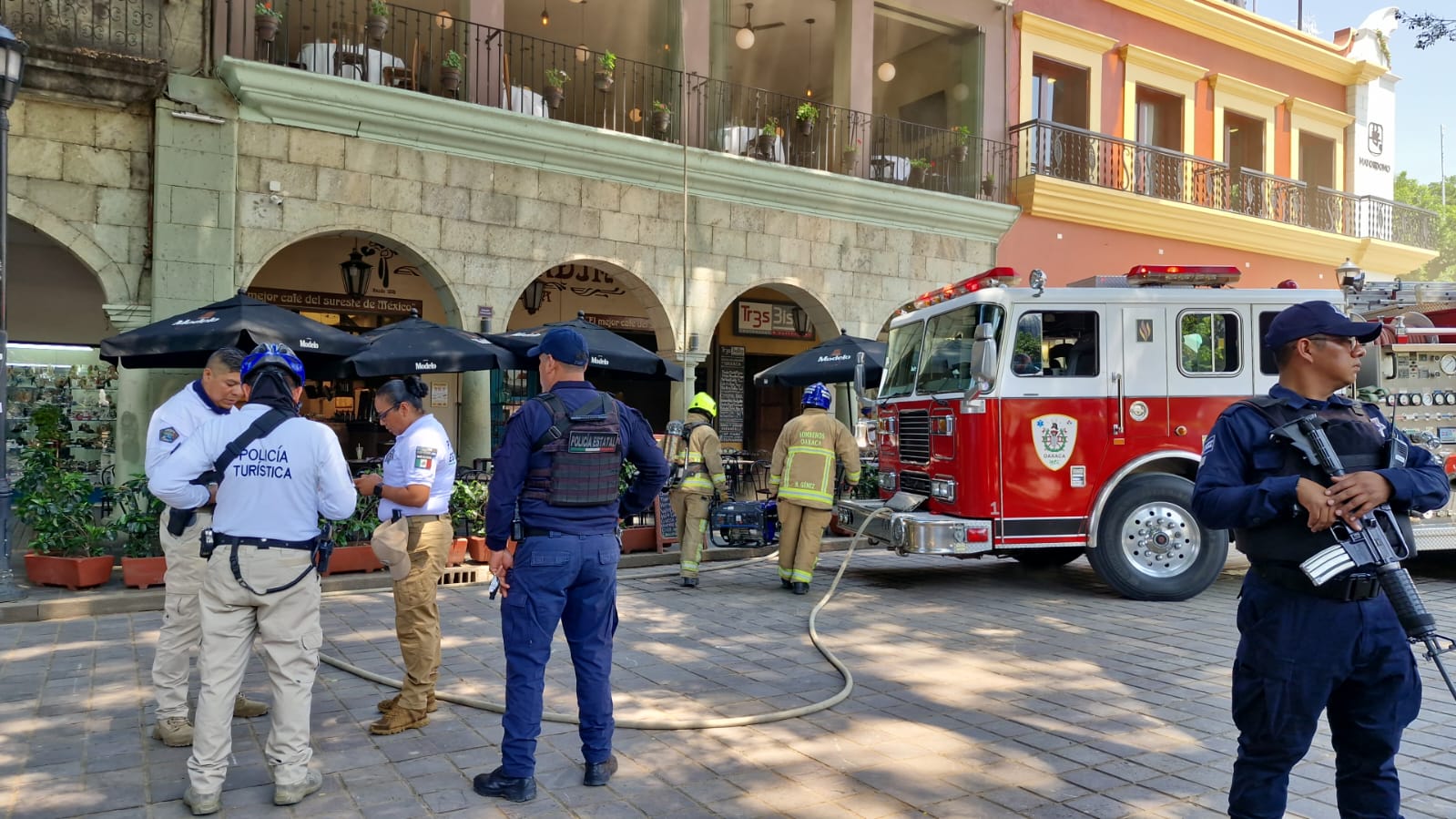 Sofoca Bomberos incendio en Bar Jardín del Zócalo de Oaxaca
