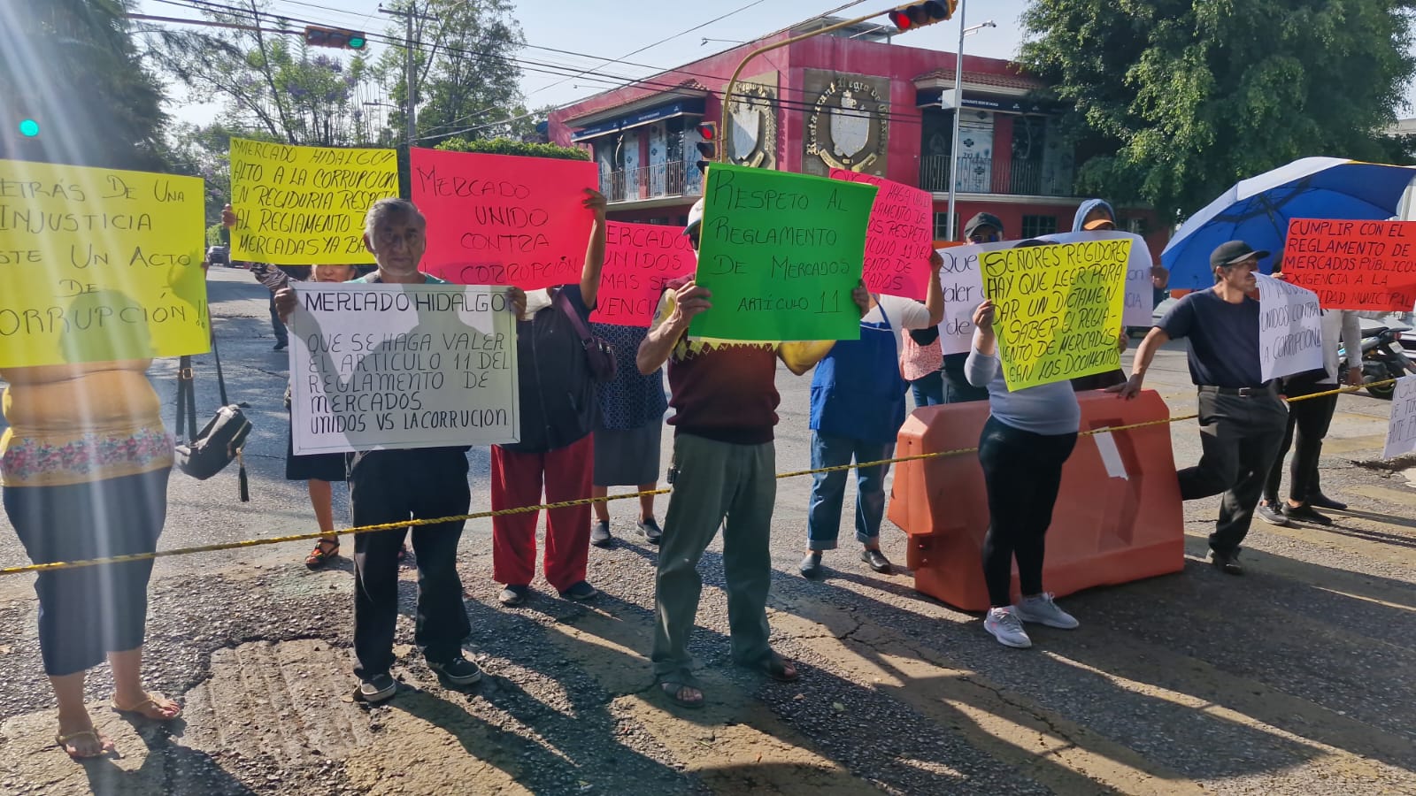 Bloquean calles locatarios del Mercado Hidalgo por ingreso de mayorista