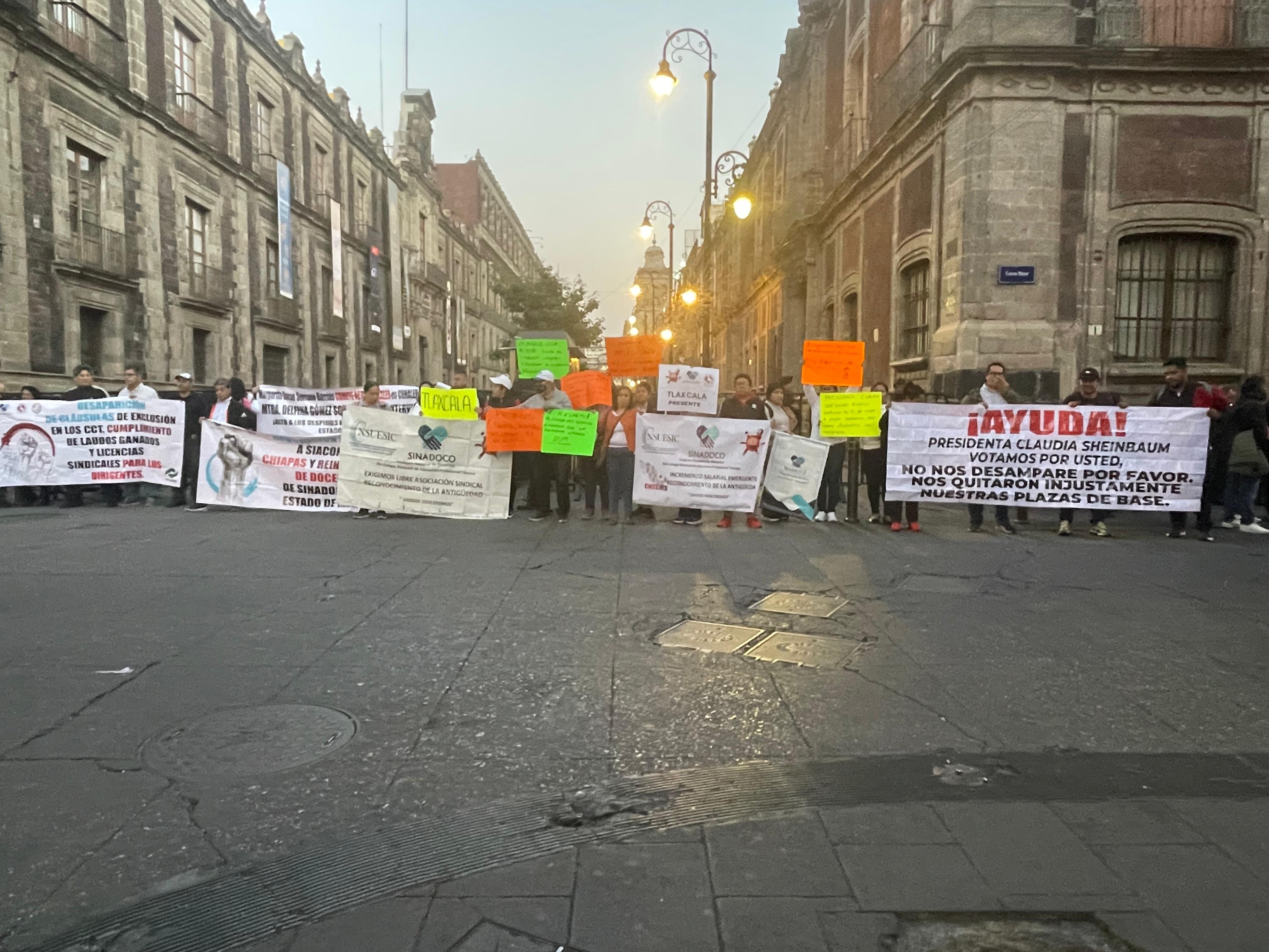 Exigen maestros del Conalep reinstalación y respeto a derechos laborales frente a Palacio Nacional