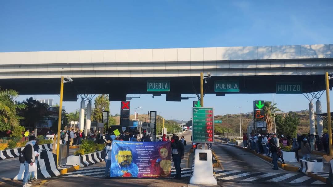 Protestan extrabajadores burócratas en caseta de Huitzo por despidos del decreto 24