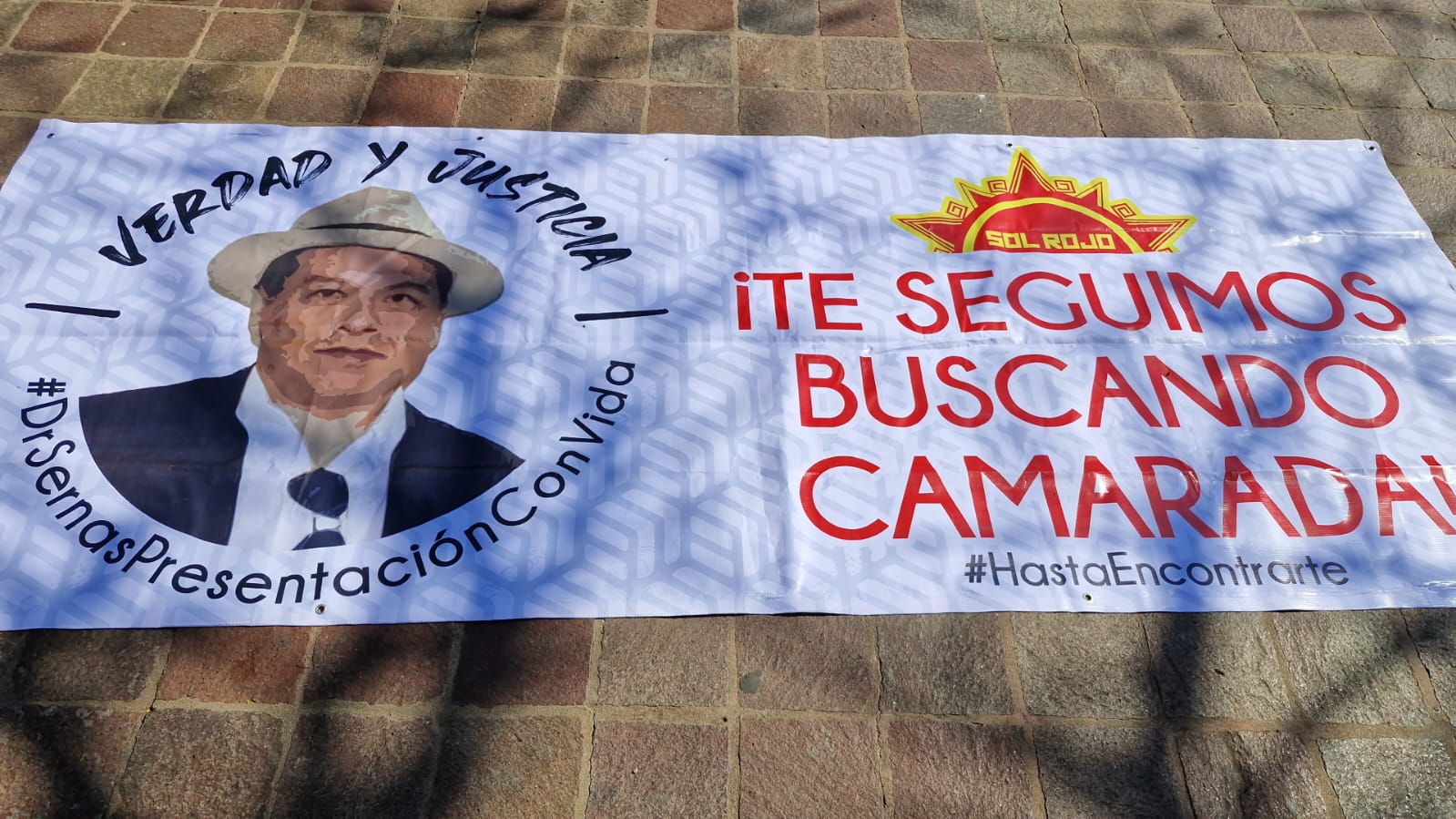 Marchan integrantes de Sol Rojo por justicia para el Dr. Sernas
