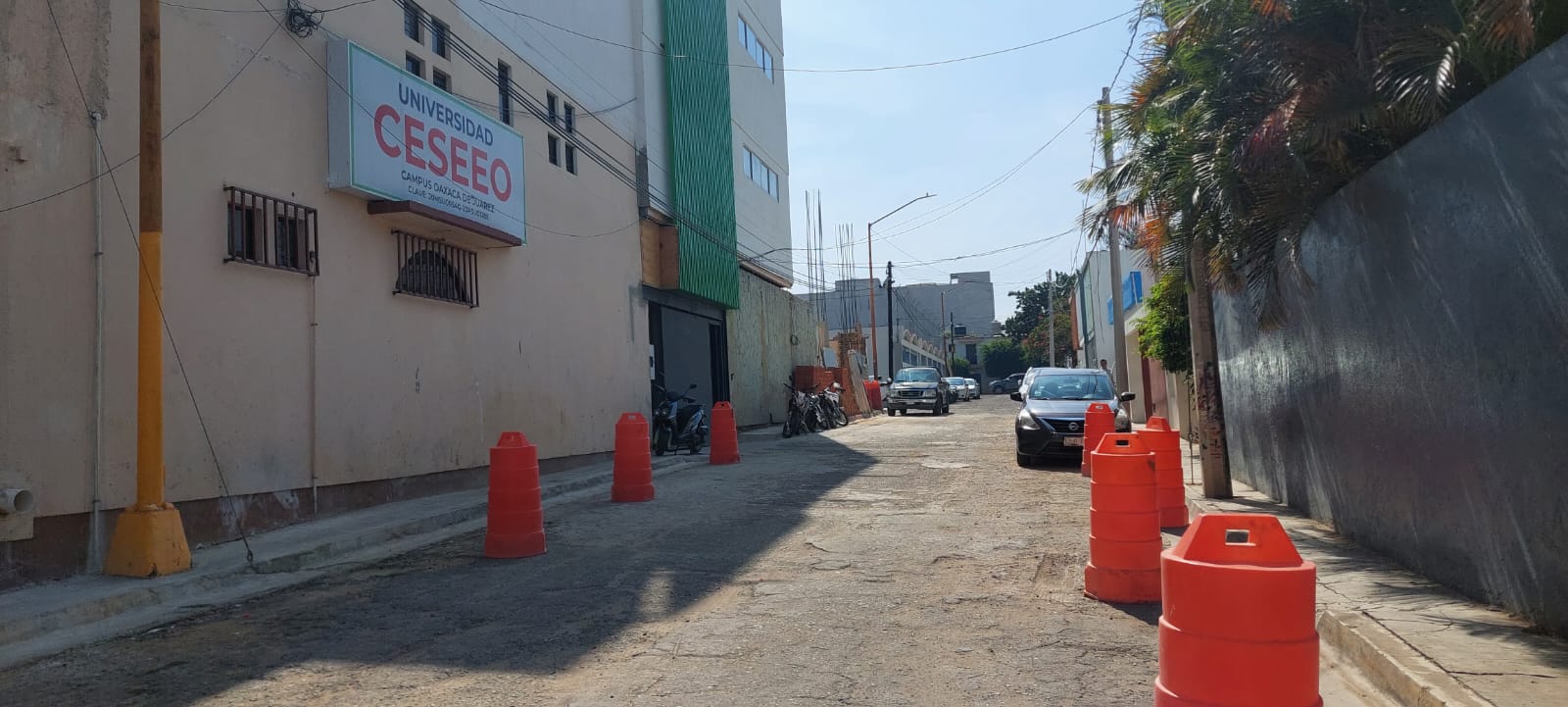 Señalan a Universidad Privada en Oaxaca de invadir espacios públicos de estacionamiento