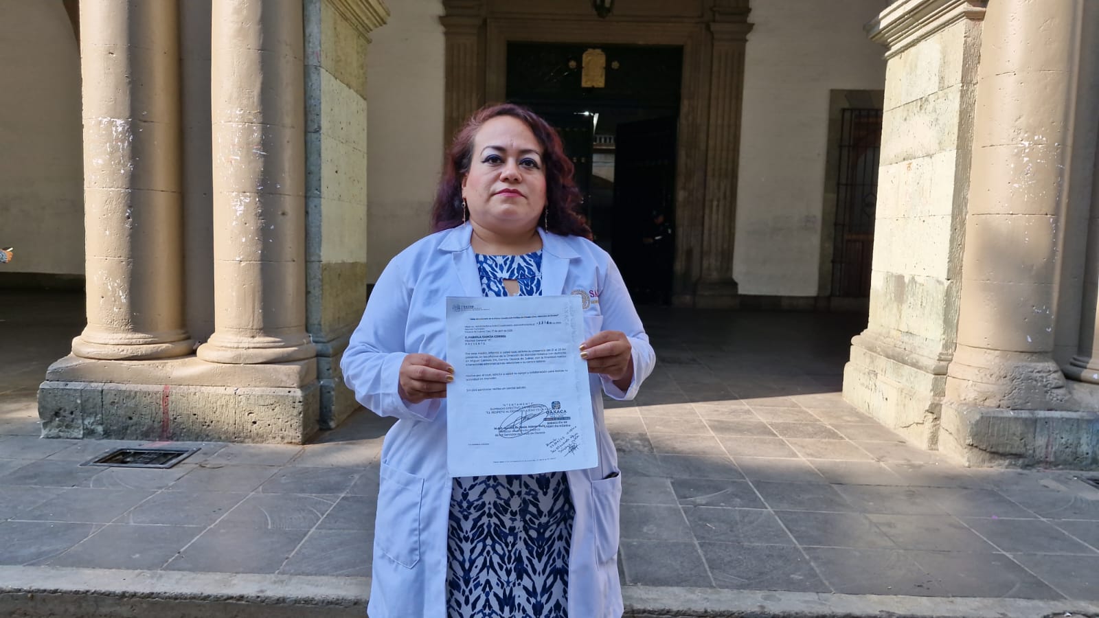 Denuncia la médica Fabiola García despido injusto frente al Palacio de Gobierno