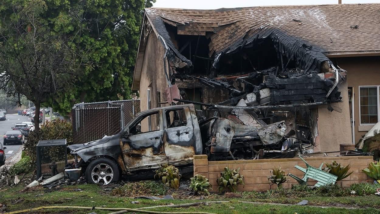 Se desploma avioneta en zona residencial de San Diego California; son al menos 15 viviendas afectadas