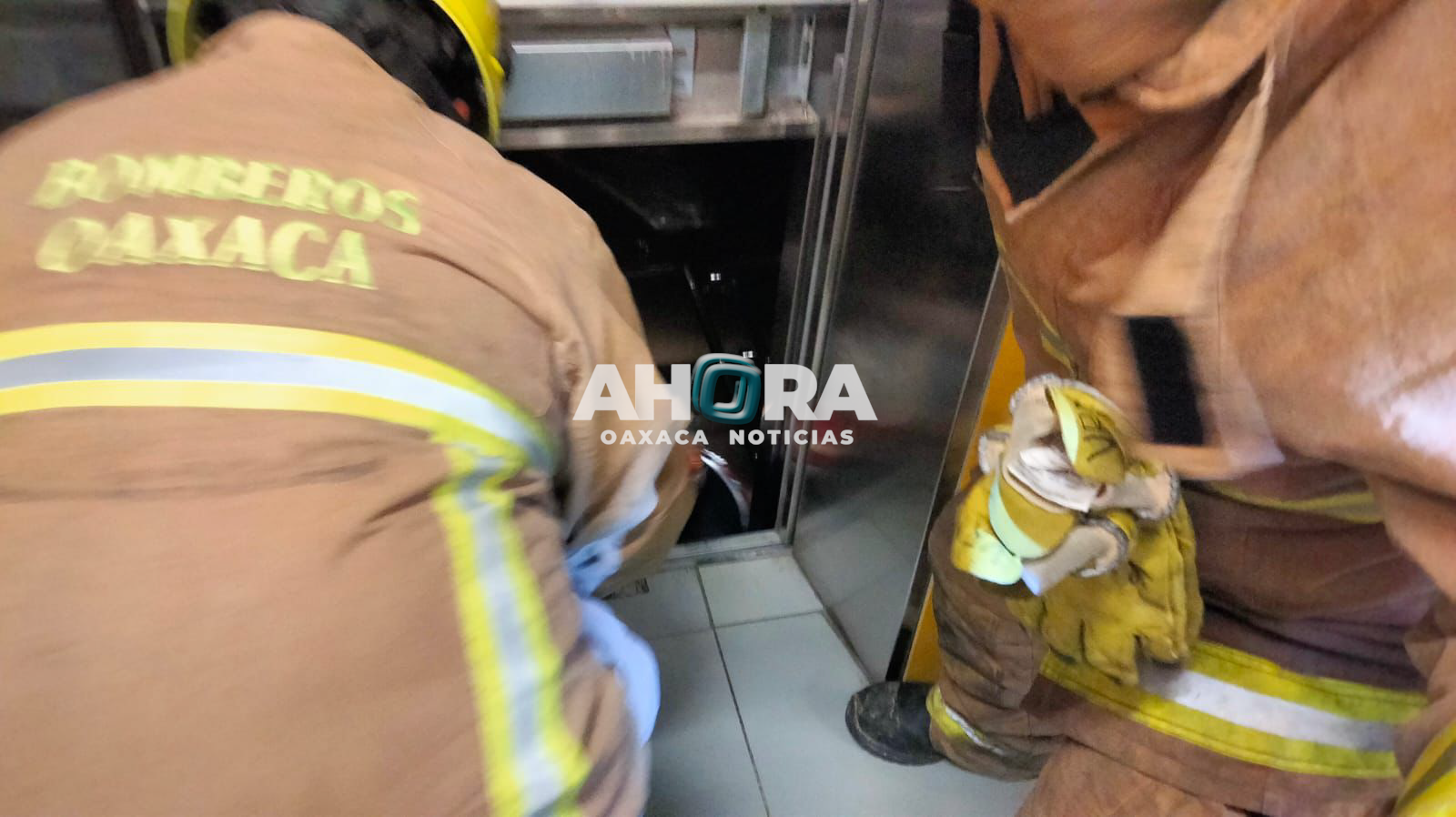 Rescata HCBO a dos personas atrapadas en elevador de tienda Coppel en la colonia Reforma