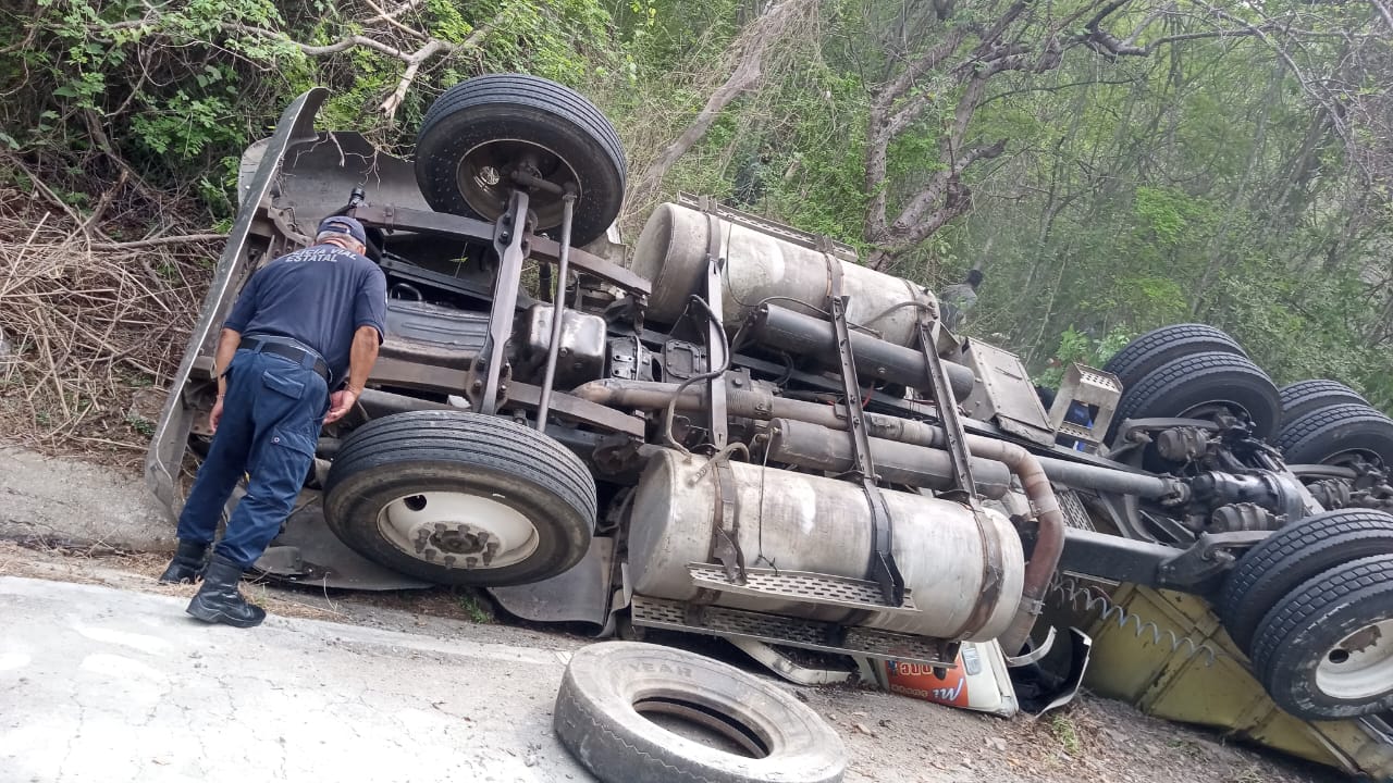 Vuelca camión cargado de cemento en la carretera Huatulco-Salina Cruz; se registra rapiña