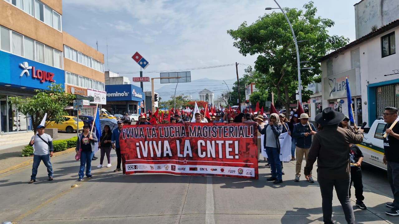 Marchan organizaciones oaxaqueñas en apoyo al magisterio